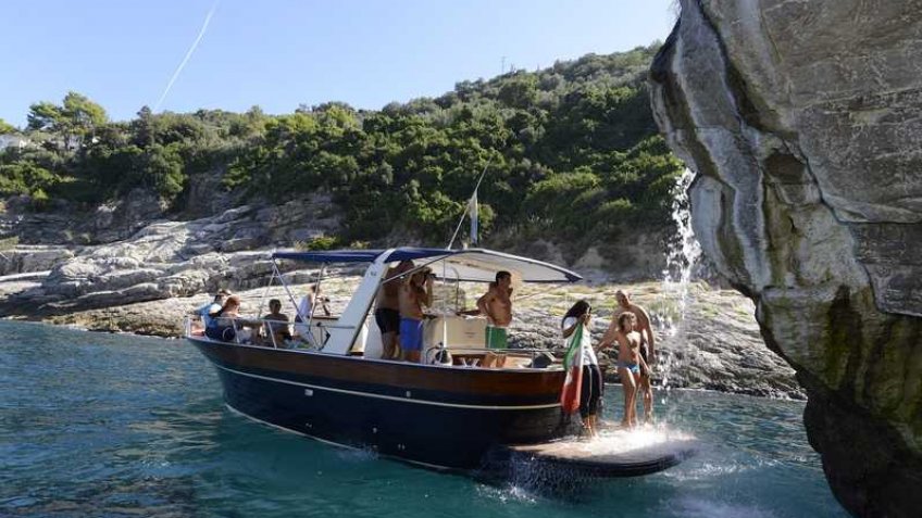 IL MEGLIO DI SORRENTO IN 2 ORE  – TOUR IN BARCA LUNGO LA COSTA